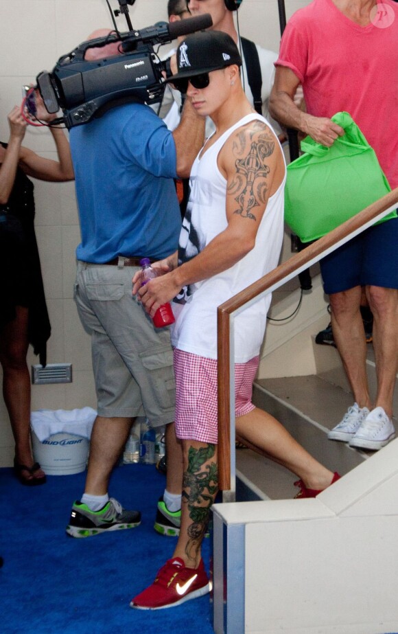 Casper Smart jamais bien loin de sa belle, était également présent à la pool party à l'hôtel-casino MGM Grand. Las Vegas, le 18 août 2012.