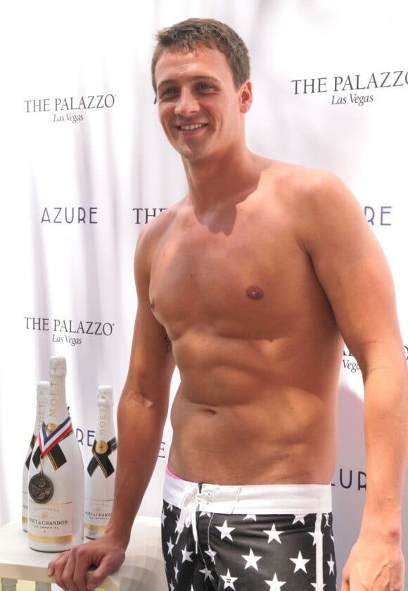 Ryan Lochte, médaillé d'or olympique à Londres le 18 août 2012 au Palazzo de Las Vegas lors d'une fête dans une piscine du célèbre resort de Las Vegas