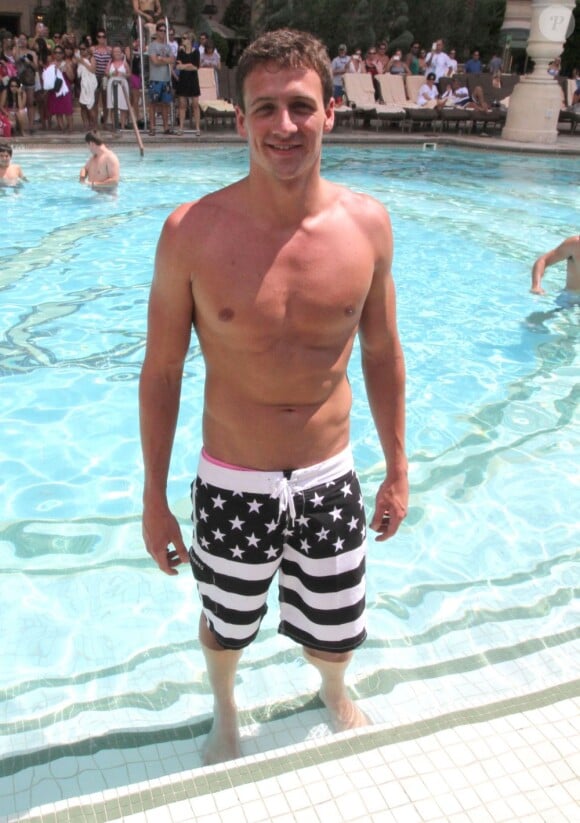 Ryan Lochte, médaillé d'or olympique à Londres le 18 août 2012 au Palazzo de Las Vegas lors d'une fête dans une piscine du célèbre resort de Las Vegas