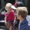 Pink et son mari Carey Hart déjeunent avec leur petite Willow le 19 août 2012 à Malibu