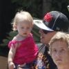 Pink : Son mari Carey Hart porte leur petite Willow le 19 août 2012 à Malibu