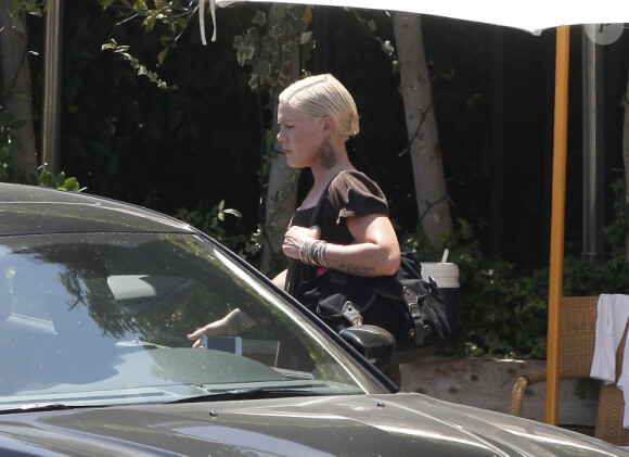 Pink et son mari Carey Hart déjeunent avec leur petite Willow le 19 août 2012 à Malibu