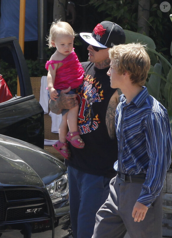 Pink : Son mari Carey Hart porte leur petite Willow le 19 août 2012 à Malibu