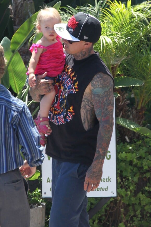 Pink : Sa petite Willow, ici avec son papa Carey Hart, est à croquer à Malibu, Los Angeles, le 19 août 2012