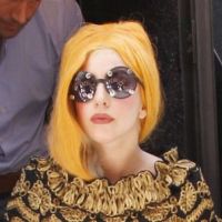Lady Gaga quitte son ''roux'' pour un brun ''Louis Vuitton''...