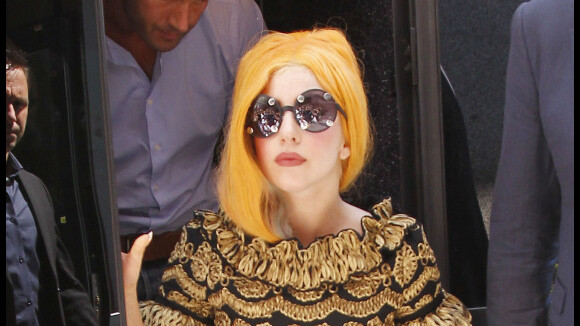Lady Gaga quitte son ''roux'' pour un brun ''Louis Vuitton''...