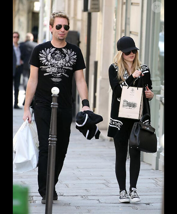 Avril Lavigne et son compagnon Chad Kroeger lors d'une visite romantique à Paris en mai 2012