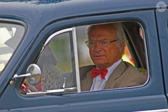 Le roi Carl XVI Gustaf de Suède, au volant de sa Volvo PV 60 de 1946 reçue en 1996 pour ses 50 ans, et la reine Silvia prenaient part le 18 août 2012 au Rallye du roi de Suède (Svenska Kungsrallyt) à Borgholm, sur l'île d'Öland.