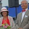 Le roi Carl XVI Gustaf de Suède et la reine Silvia prenaient part le 18 août 2012 au Rallye du roi de Suède (Svenska Kungsrallyt) à Borgholm, sur l'île d'Öland, au volant d'une Volvo PV 60 de 1946.