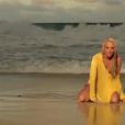 Tulisa Contostavlos dans le clip de  Live it up  (août 2012) tourné à Hawaï par Colin Tiley, second single de son premier album.