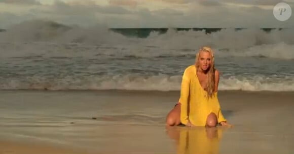 Tulisa Contostavlos dans le clip de Live it up (août 2012) tourné à Hawaï par Colin Tiley, second single de son premier album.