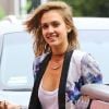 Jessica Alba à la sortie de son salon de coiffure a adopté une nouvelle coiffure blonde le 22 août 2012 à Los Angeles.