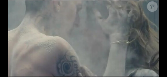 Shy'm très sensuelle dans le clip On se fout de nous, août 2012.