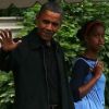 Barack Obama sur le tarmac de la Maison Blanche avec ses filles Malia et Sasha, le 24 août 2012. Le président passera la nuit à Camp David.