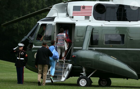 Barack Obama sur le tarmac de la Maison Blanche avec ses filles Malia et Sasha, le 24 août 2012.