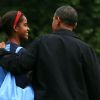 Barack Obama sur le tarmac de la Maison Blanche avec sa fille Malia, le 24 août 2012.