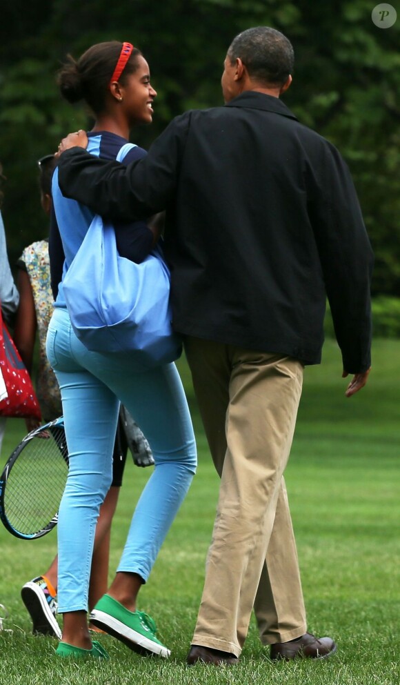 Barack Obama sur le tarmac de la Maison Blanche avec sa fille Malia, le 24 août 2012.