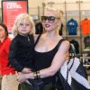 Gwen Stefani en plein shopping avec ses fils, à Los Angeles, le 25 août 2012.