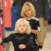 Gwen Stefani en plein shopping avec ses fils Kingston et Zuma déguisé en Batman, à Los Angeles, le 25 août 2012.