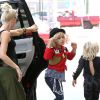 Gwen Stefani en plein shopping avec ses fils Kingston et Zuma, à Los Angeles, le 25 août 2012.
