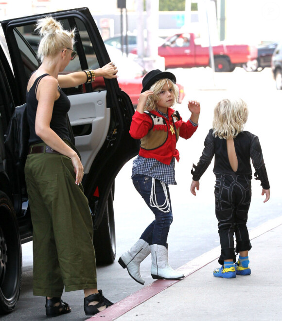 Gwen Stefani en plein shopping avec ses fils Kingston et Zuma, à Los Angeles, le 25 août 2012.
