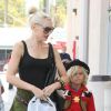 Gwen Stefani en plein shopping avec Kingston déguisé en cow-boy, à Los Angeles, le 25 août 2012.