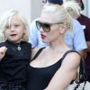 Gwen Stefani en plein shopping avec Zuma, à Los Angeles, le 25 août 2012.