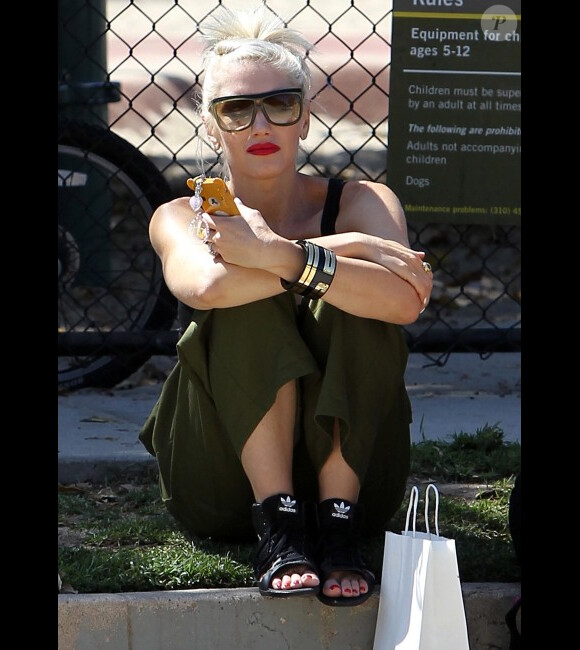 Gwen Stefani veille sur ses fils Kingston et Zuma qui font de la trottinnette à Los Angeles, le 25 août 2012.