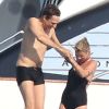 Kate Moss et Jamie Hince sautent du b-one, nom du yacht sur lequel ils ont passé quelques jours. Saint-Tropez, le 11 juillet 2012.