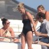 Kate Moss passait quelques jours sur le b-one avec son mari Jamie Hince et des amies. Saint-Tropez, le 11 juillet 2012.