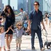 Matthew McConaughey et Camila Alves en balade à New York avec leurs enfants Levi et Vida le 26 août 2012 ; la famille du bonheur