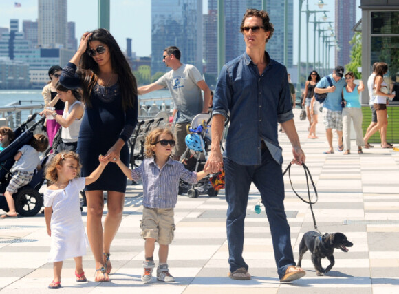 Matthew McConaughey et Camila Alves en balade à New York avec leurs enfants Levi et Vida le 26 août 2012 ; la famille du bonheur
