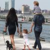 Matthew McConaughey et Camila Alves en balade à New York avec leurs enfants Levi et Vida le 26 août 2012 : une promenade tranquille, loin de la frénésie d'Hollywood