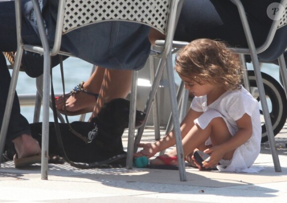 Matthew McConaughey et Camila Alves en balade à New York avec leurs enfants Levi et Vida le 26 août 2012
