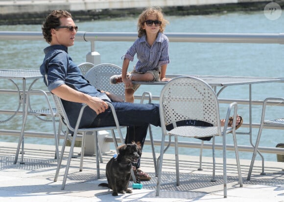 Matthew McConaughey en balade à New York avec son fils enfants Levi le 26 août 2012