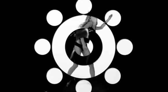 Charlotte Poutrel dans le clip d'Arcades de C2C, extrait de Tetra, réalisé par Rémi Paoli
