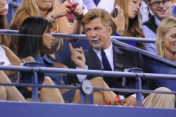 Alec Baldwin et sa femme Hilaria Thomas à l'USTA Billie Jean King National Tennis Center le 27 août 2012 lors de la première journée de l'US Open