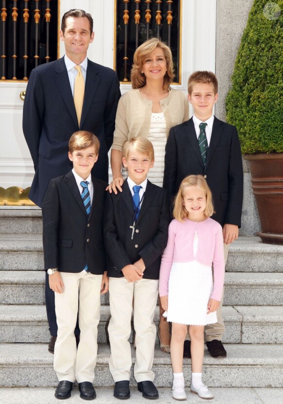 L'infante Cristina d'Espagne et son mari Iñaki Urdangarin avec leurs quatre enfants à Madrid en décembre 2011 pour la traditionnelle carte de voeux de fin d'année.