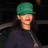 Rihanna en casquette et pull Kenzo et mini-short en jean, est de retour à son hôtel. Londres, le 28 août 2012.