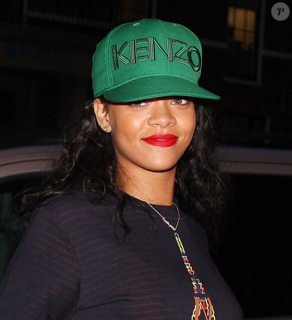 Rihanna tout sourire à Londres dans la soirée du 28 août 2012.