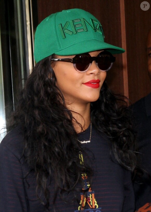 Rihanna surprise à la sortie de son hôtel le 45 Park Lane à Londres. Le 28 août 2012.