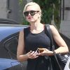 Exclu - Gwen Stefani, les bras chargés, descend de sa jolie Porsche Panamera à Sherman Oaks. Los Angeles, le 30 août 2012.