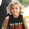 Kingston, six ans, traîne sa crinière blonde en débardeur et short camo sous l'oeil de sa mère Gwen Stefani. Los Angeles, le 30 août 2012.