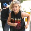 Kingston, six ans, traîne sa crinière blonde en débardeur et short camo sous l'oeil de sa mère Gwen Stefani. Los Angeles, le 30 août 2012.