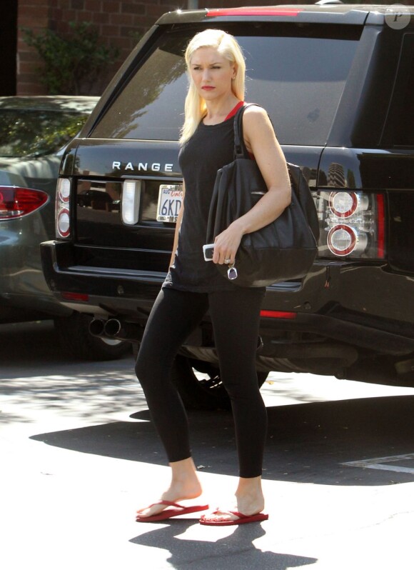 Exclu - Gwen Stefani, en débardeur, legging et tongs dans le quartier de Sherman Oaks à Los Angeles. Le 30 août 2012.