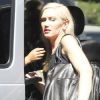 Gwen Stefani embrasse un de ses deux fils dans son 4*4 argenté Mercedes-Benz à Sherman Oaks. Los Angeles, le 30 août 2012.