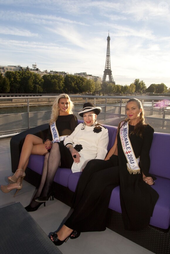 Geneviève de Fontenay aux côtés de ses deux Miss pour son 80e anniversaire à Paris, le 29 août 2012