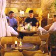 Tom Cruise entouré de quelques amis dans un café Hvar, en Croatie, le vendredi 31 août 2012.
