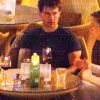Tom Cruise entouré de quelques amis dans un café Hvar, en Croatie, le vendredi 31 août 2012.