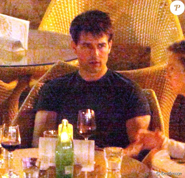 Tom Cruise entouré de quelques amis dans un café Hvar, en Croatie, le vendredi 31 août 2012.
